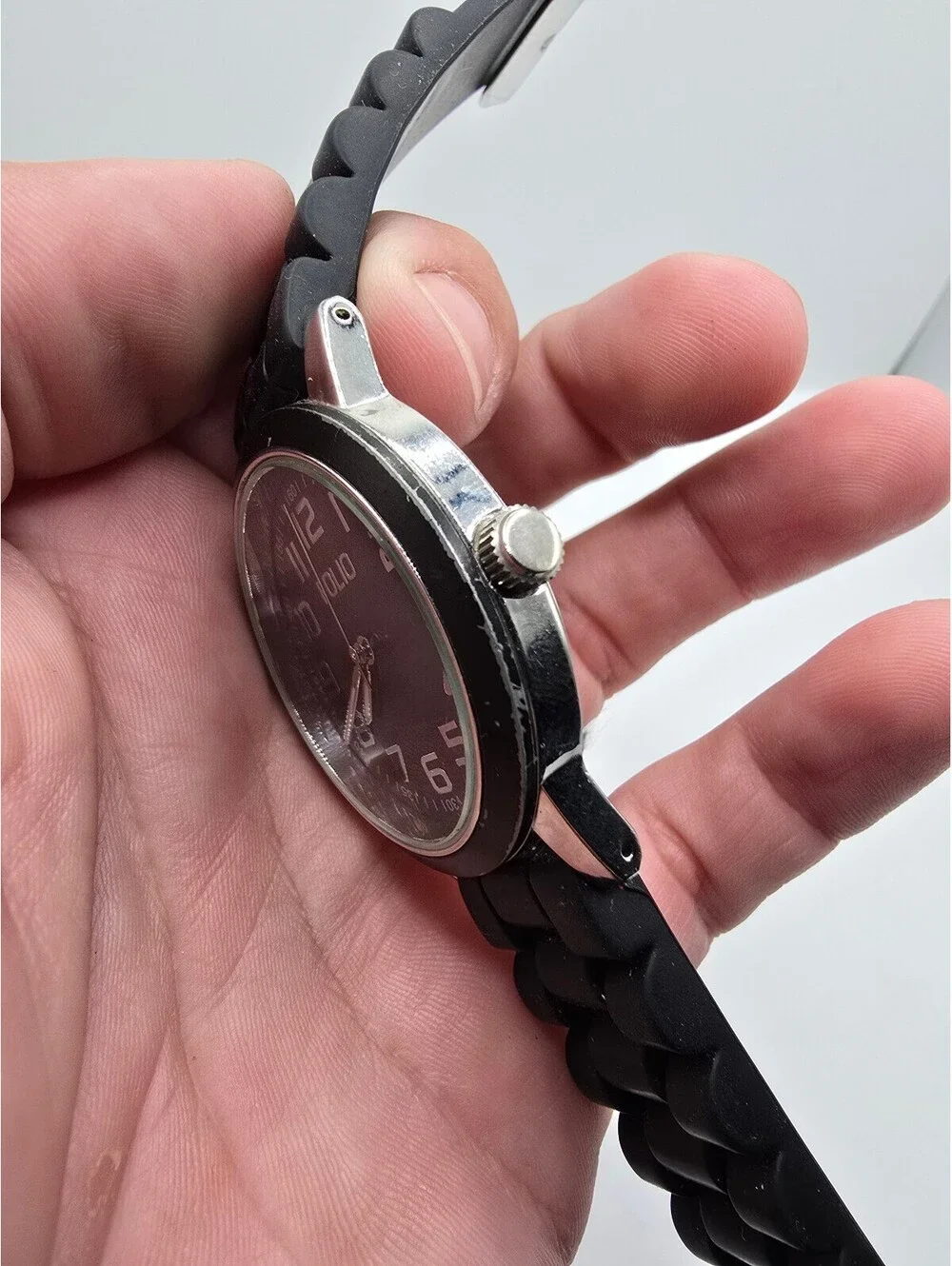 Folio Quartz Analog Watch Black Dial Arabic Numerals Silver Case Black Rubber